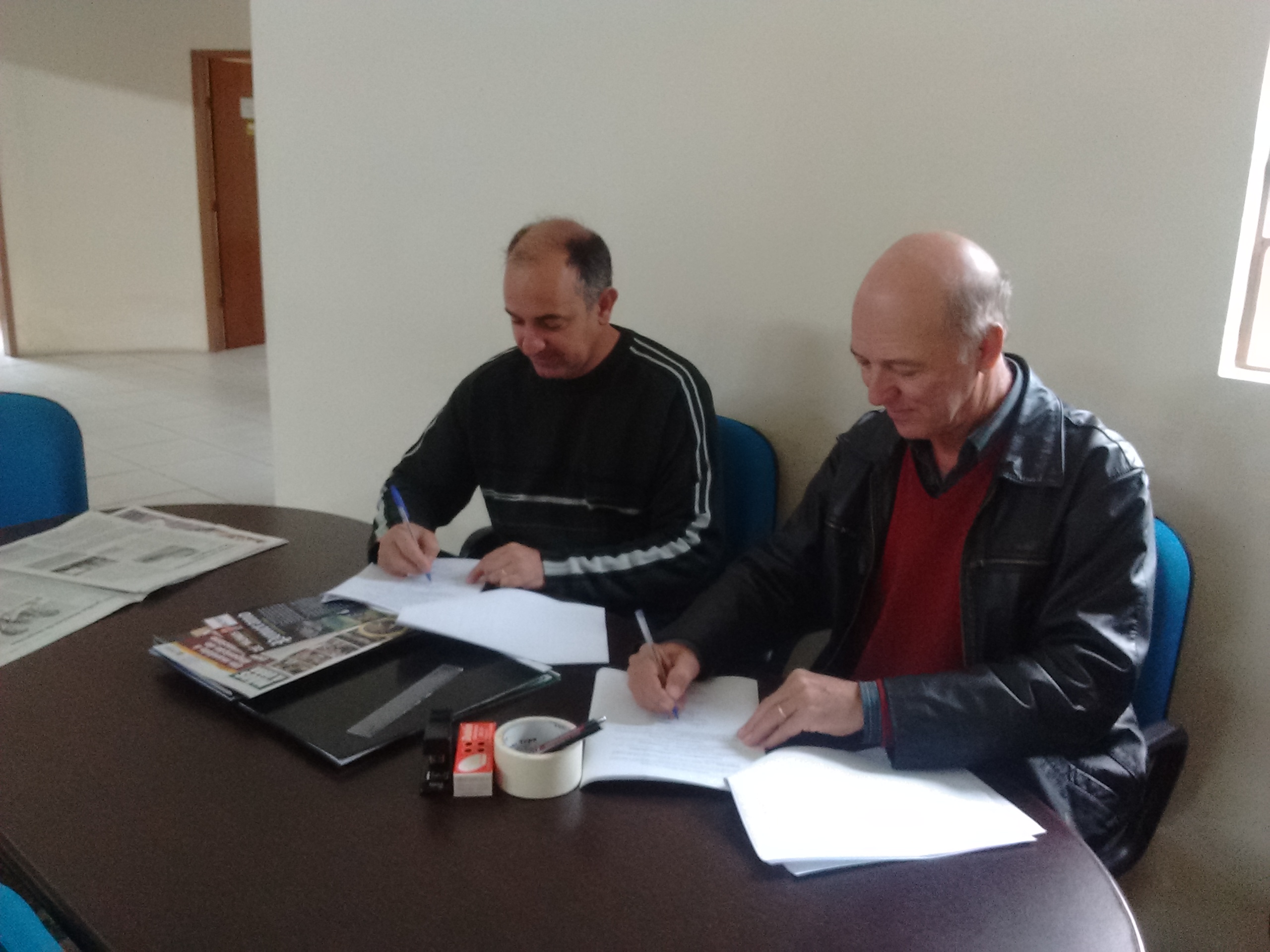 Câmara assina contrato com empresa que realizará a obra de ampliação