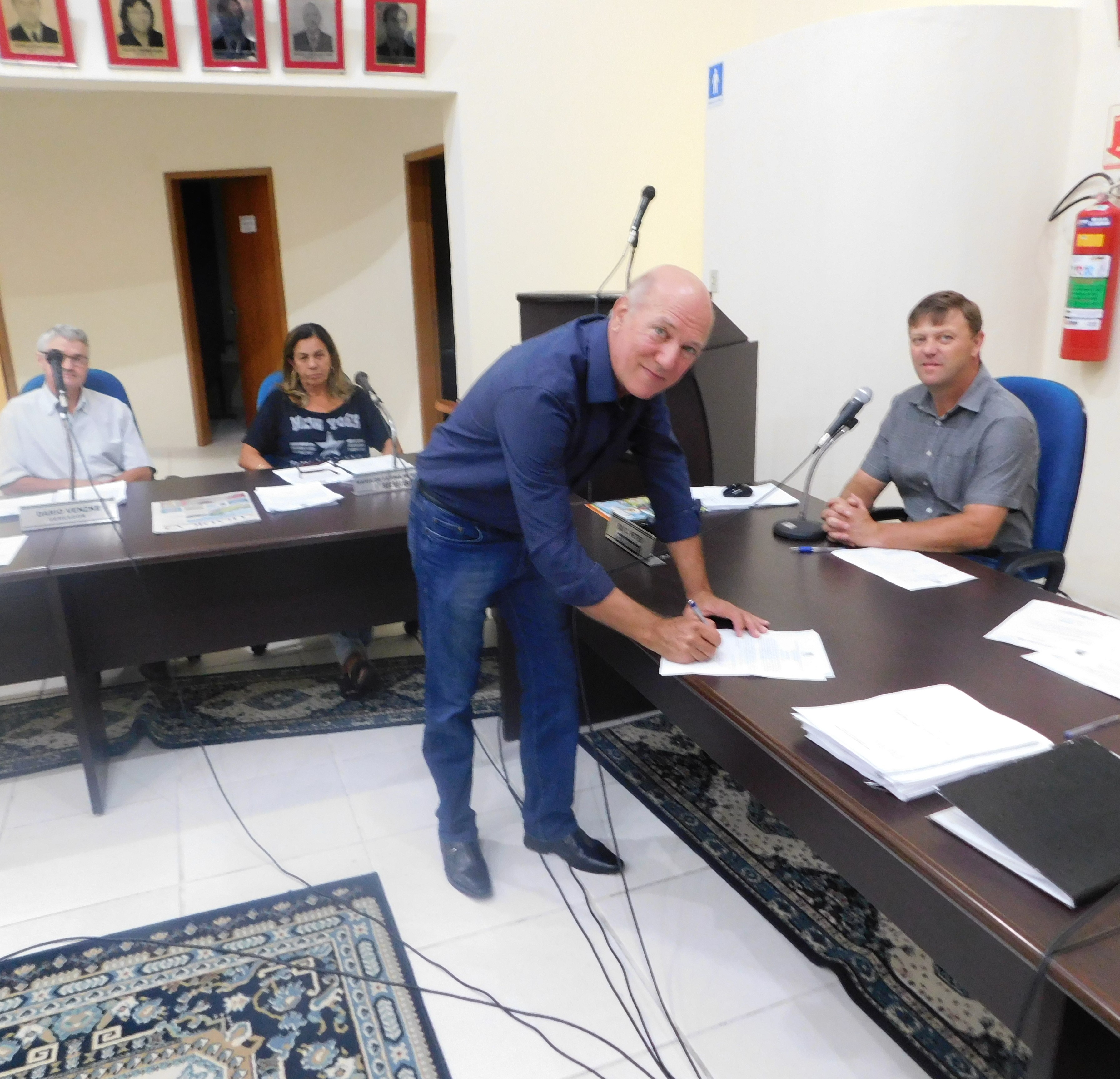 Mesa Diretora realizou ato de Posse do Sr. Deoclécio Vinston Lerm no cargo de Vereador