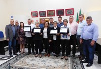 Vereadores presenteiam com estojo os homenageados na Sessão da Reforma Luterana